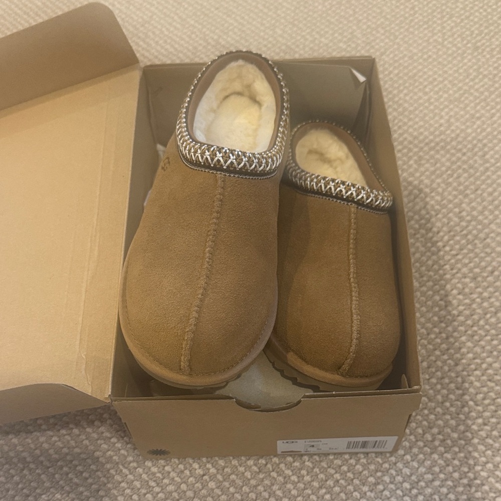 Ugg Tasman II. New. Kids 4.